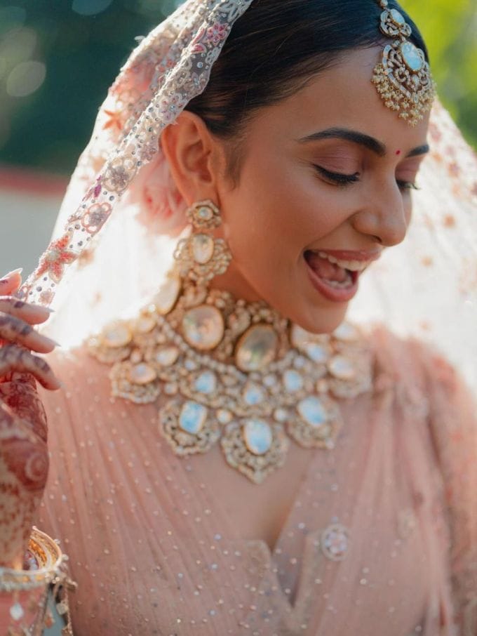 ન્યુલી મેરિડ કપલ રકૂલ જેકીએ શુક્રવારે ગોવાથી મુંબઈમાં ઉતર્યા પછી, પાપારાઝીઓને મીઠાઈઓ વહેંચી હતી.