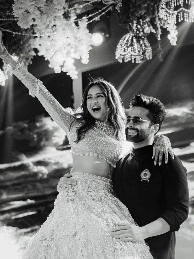 આ તસ્વીરમાં રકુલ જેકીના ખોળામાં બેઠેલી છે અને જોરદાર સ્મિત આપી રહી છે. રકૂલ અને જેકી જોડી ખુબજ ચર્ચમાં છે.