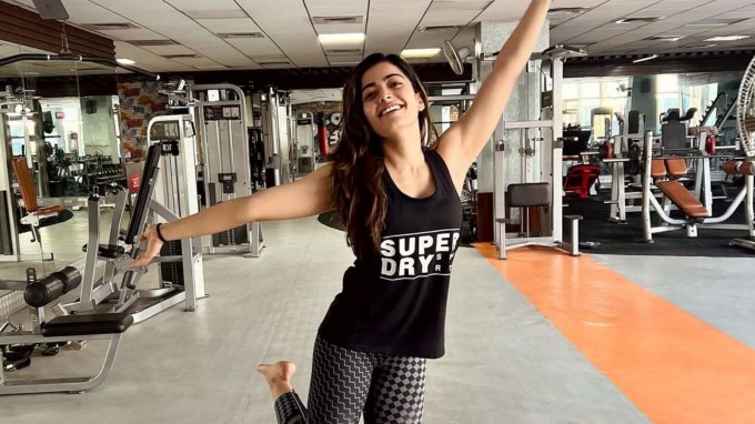 Rashmika Mandanna Fitness: પુષ્પા ફિલ્મથી નેશનલ ક્રશ રશ્મિકા મંદાના સુંદરતાની ચારે બાજુ ચર્ચા છે. સાઉથની એક્સ્ટ્રેસ તેની બ્યૂટીની સાથે સાથે તેની ક્યુટનેસ અને અદાથી ચાહકોને ઘાયલ કરતી રહે છે. રશ્મિકા પોતાને હિટ અને ફિટ રાખવા વર્કઆઉટ પર વધારે ફોક્સ કરે છે.