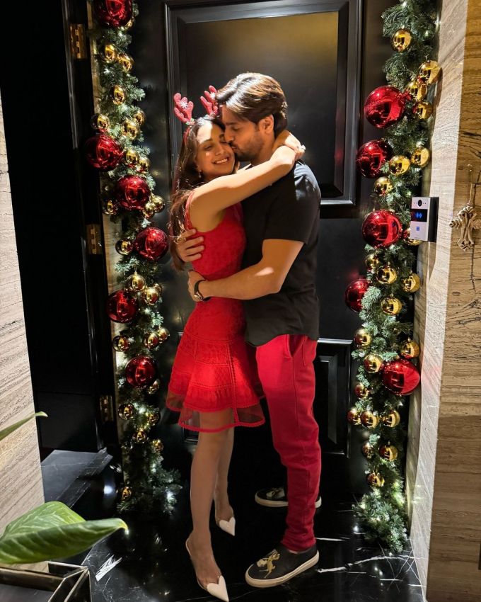 કિયારા અડવાણી અને સિદ્ધાર્થ મલ્હોત્રાની લવ સ્ટોરી  'શેરશાહ' ના સેટ પર શરૂ થઇ હતી, ફિલ્મ 'શેરશાહ' માં કપલે ઓનસ્ક્રીન રોમાંસ કર્યો હતો.