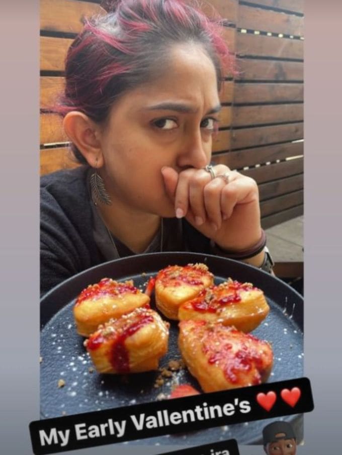 જેમાં બંને ફાસ્ટ ફૂડ દ્વારા વેલેન્ટાઈન ડેની ઉજવણી કરતા જોવા મળે છે. કપલની સ્ટોરીમાં વેલેન્ટાઈન ડે પૂર્વેની ઉજવણીનો ઉલ્લેખ કર્યો છે.