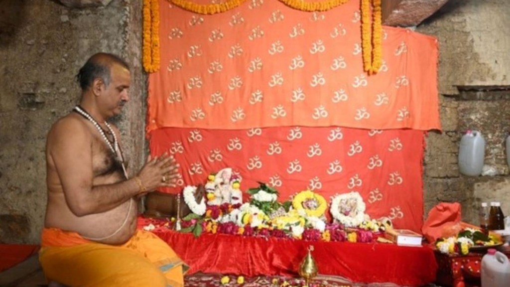 જ્ઞાનવાપી : વ્યાસજીના ભોંયરામાં દિવસમાં પાંચ વખત થશે આરતી, મુસ્લિમ પક્ષ હાઈકોર્ટ પહોંચ્યો જ્ઞાનવાપી : વ્યાસજીના ભોંયરામાં દિવસમાં પાંચ વખત થશે આરતી, મુસ્લિમ પક્ષ હાઈકોર્ટ પહોંચ્યો