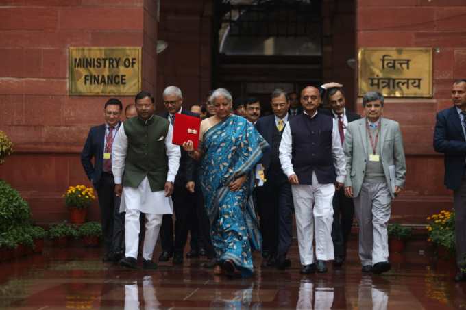 જુલાઈના સંપૂર્ણ બજેટમાં વિકસિત ભારત માટે રોડમેપ આપશે . 2024-25માં રાજકોષીય ખાધને 4.5 ટકાથી નીચે લાવવા પર કામ ચાલુ છે, 2024-25માં રાજકોષીય ખાધ જીડીપીના 5.8 ટકા રહેવાનો અંદાજ છે.