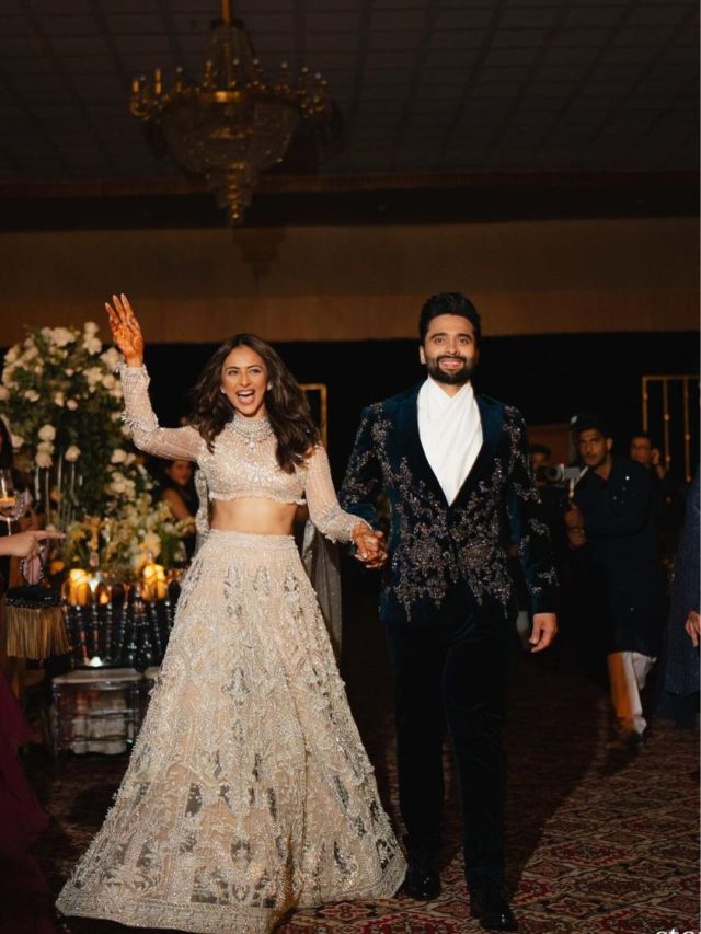  તસવીરોમાં, ડિઝાઇનર ફાલ્ગુની પીકોક દ્વારા ડિઝાઇન કરેલ  ખૂબસૂરત ચમકદાર ગાઉનમાં સજ્જ રકુલ પ્રીત સિંહ જેકી સાથે પોઝ આપતી જોઈ શકાય છે. 