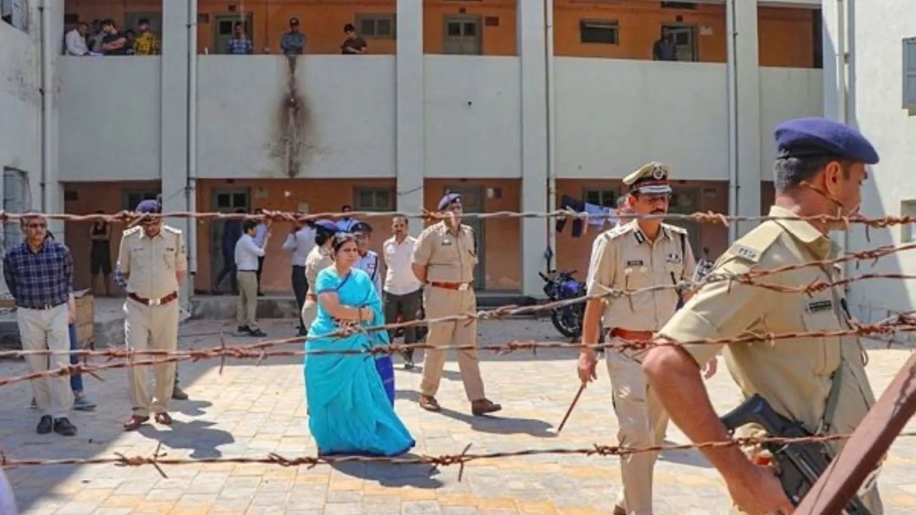 Gujarat University attack foreign students Namaz Issue - 1