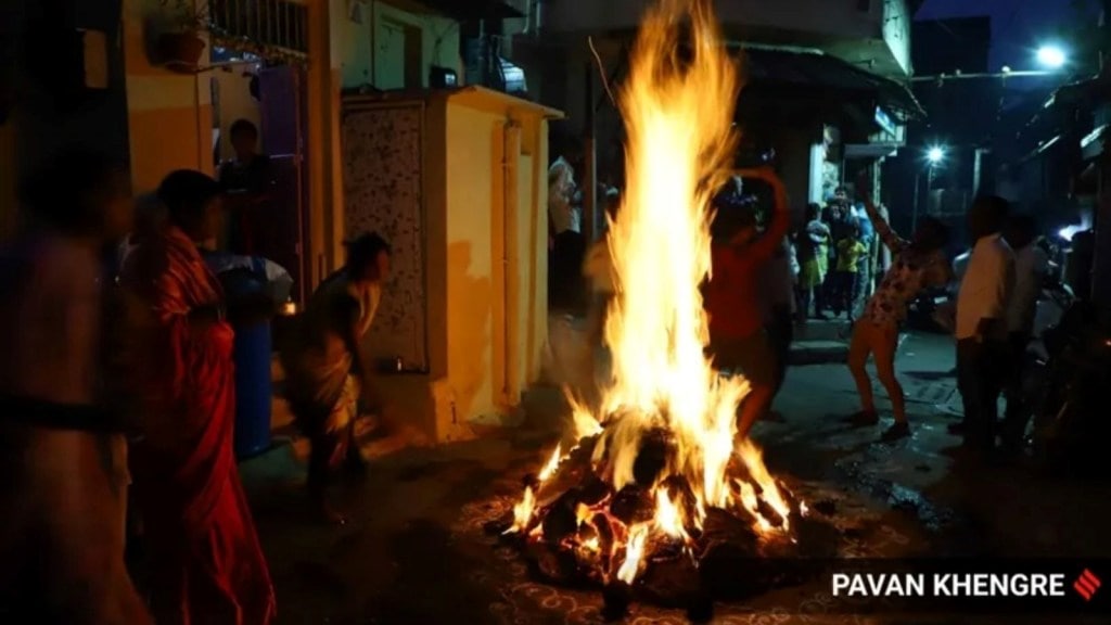 Holi 2024: હોળી દહનની રાતે કરો આ સિદ્ધ ઉપાય પલટાઈ શકે છે કિસ્મત, નોકરી, ચમકશે ધંધો, થશે ધન વર્ષા!!