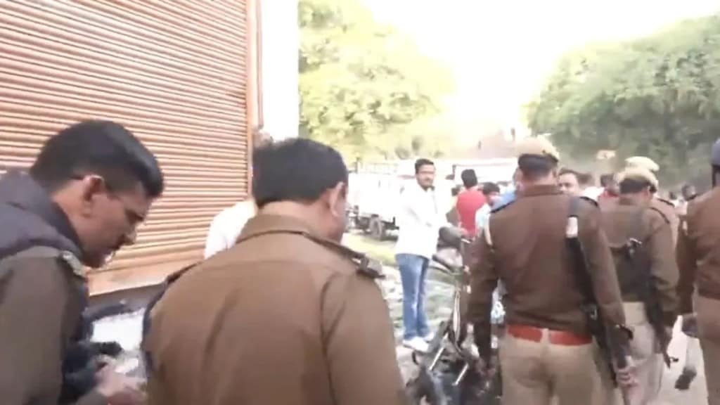 બદાયુ ડબલ મર્ડર : સાજીદના પિતા અને કાકાની અટકાયત, ફરાર જાવેદની શોધમાં અનેક જગ્યા પર પોલીસના દરોડા બદાયુ ડબલ મર્ડર : સાજીદના પિતા અને કાકાની અટકાયત, ફરાર જાવેદની શોધમાં અનેક જગ્યા પર પોલીસના દરોડા