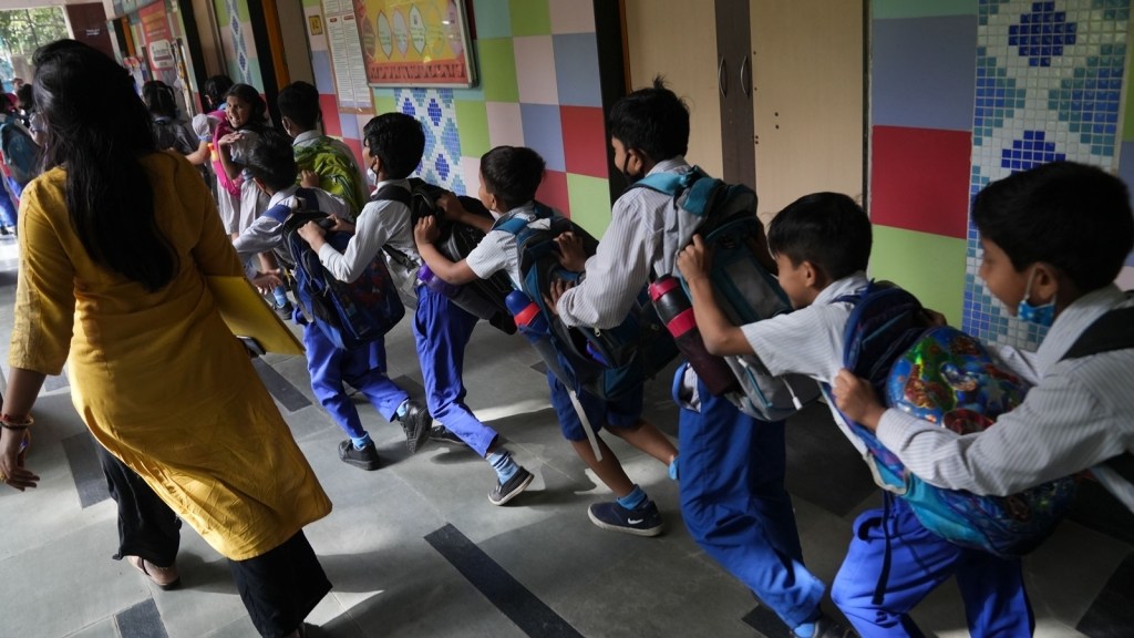 Schools report card : નવા શાળા રિપોર્ટ કાર્ડમાં માતા-પિતા, સહપાઠીઓ, સ્વ-મૂલ્યાંકનની ભૂમિકા