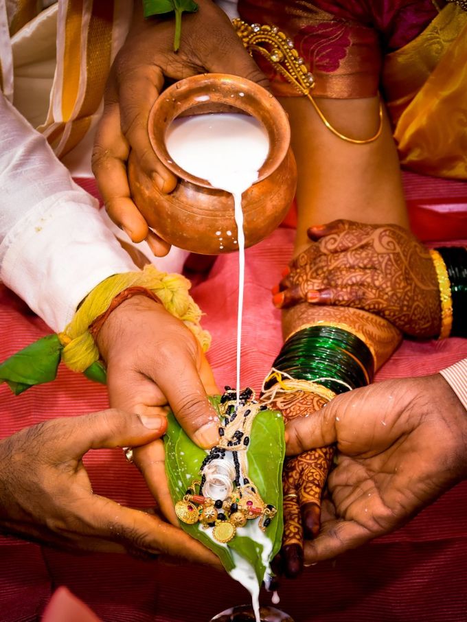 લગ્ન કરતી વખતે, સૌ પ્રથમ કુટુંબની સ્થિતિ, આવક અને બંનેની સુંદરતા જેવી બાબતોને ધ્યાનમાં લેવામાં આવે છે. પછી તે જોવામાં આવે છે કે શું વર અને કન્યાની કુંડળીઓ એકબીજા સાથે મેળ ખાય છે.