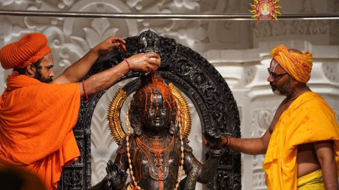 રામનવમી નિમિત્તે પ્રભુ રામની વિશેષ પૂજા કરવામાં આવી હતી. અયોધ્યામાં નવ નિમિર્તિ મંદિરમાં બિરાજમાન પ્રભુ રામની મૂર્તિને પંચામૃત સ્નાન કરાયુ હતુ. પ્રભુ રામની આ મૂર્તિને બાલક રામ કહેવામાં આવે છે. (Photo - @ShriRamTeerth)
