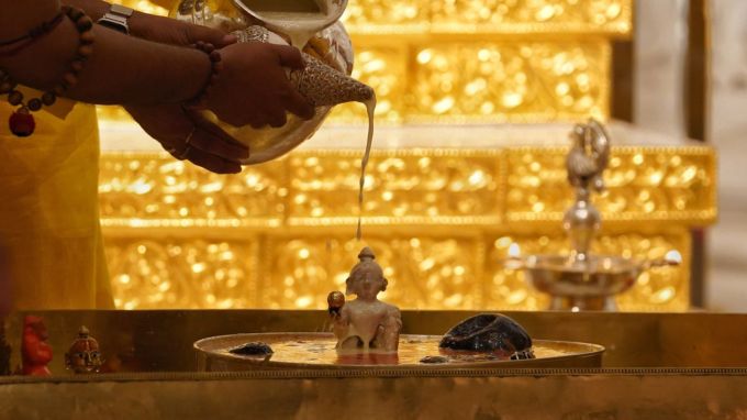 બાલક રામ ઉપરાંત પ્રભુ રામ અને તેમના ત્રણ ભાઈની મૂર્તિની પણ સ્નાન અને શ્રૃંગાર વિધિ કરવામાં આવ્યા હતા. (Photo - @ShriRamTeerth)
