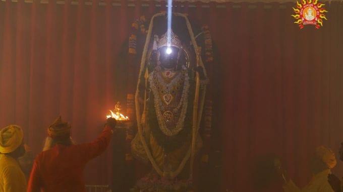 રામનવમી પર પ્રભુ રામજીની દિવ્ય મૂર્તિને હીરા - મોતીથી જડીત કિંમત આભૂષણોનો શ્રૃંગાર કરવામં આવ્યો હતો. બાલક રામનું આ અલૌકિક સ્વરૂપ જઇ ભક્તો ભાવવિભોર થયા છે. (Photo - @ShriRamTeerth)