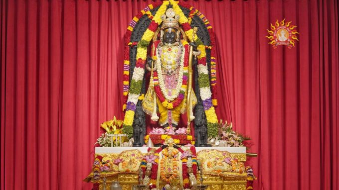 રામનવમી નિમિત્તે ભગવાન રામની મૂર્તિે જે સુવર્ણ જડિત મુગટ પહેરાવવામાં આવ્યો હતો તેનુ ગુજરાત સાથે ખાસ કનેક્શન છે. આ મુગટ ગુજરાતના સુરતના હીરાના વેપારી મુકેશ પટેલે પ્રભુ રામના ચરણમાં અર્પણ કર્યો છે. (Photo - @ShriRamTeerth)