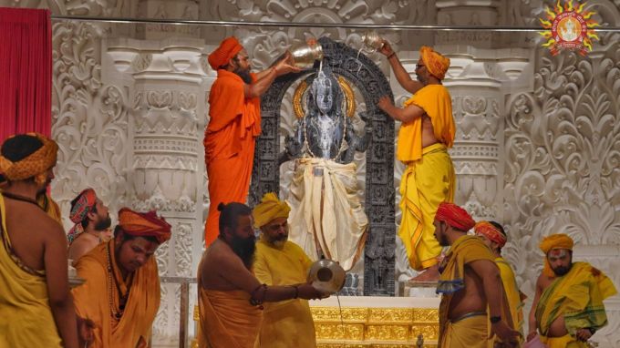 અયોધ્યામાં બિરાજમાન પ્રભુ રામની આ સુંદર પ્રતિમા શિલ્પકાર અરુણ યોગીરાજ દ્વારા બનાવવામાં આવી છે. આ મૂર્તિમાં રામ પ્રભુનું સ્વરૂપ 5 વર્ષના બાળકનું છે. રામ લલ્લાની આ મૂર્તિ ઉંચાઇ 51 ઈંચ છે. (Photo - @ShriRamTeerth)