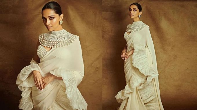 <strong>દીપિકા પાદુકોણ (Deepika Padukone)</strong><br>દીપિકા પાદુકોણની આ સુંદર તસવીરો પર કોઈની પણ નજર અટકી શકે છે. અભિનેત્રીના આ લુકથી પ્રેરણા લઈને તમે હેવી પર્લ ચોકર પહેરી શકો છો. વળી, આજકાલ બજારમાં મોતીના બ્લાઉઝ પણ જોવા મળી રહ્યા છે. (Photo - Social Media)