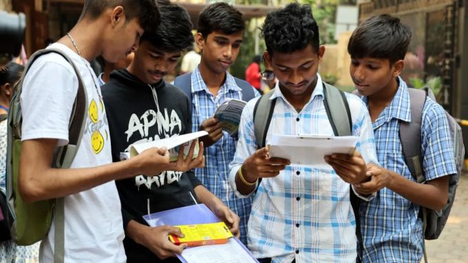 Gujarat Board HSC 12th Result 2024 Date : અહીં છેલ્લા પાંચ વર્ષના ગુજરાત બોર્ડ પરિણામની સાથે સાથે ગત લોકસભા ચૂંટણી 2019ના સમયે ગુજરાત બોર્ડના પરિણામની તારીખની સ્થિતિને જોઈને આ વર્ષે બોર્ડ પરિણામ ક્યારે જાહેર થશે એ સમજવાનો પ્રયત્ન કર્યો છે.ભૂતકાળની પરિણામ જાહેર કરવાની પેટર્ન પ્રમાણે કહી શકાય કે આ વર્ષે લોકસભા ચૂંટણી 2024 પરિણામ પહેલા જ ગુજરાત બોર્ડ પરિણામ જાહેર થઈ જશે. (Express photo)