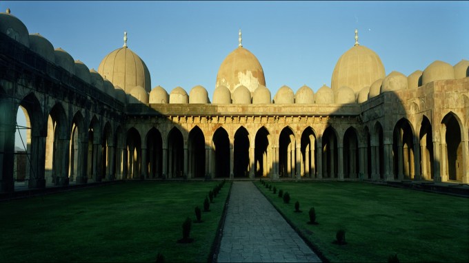 <strong>માંડુના મુખ્ય પ્રવાસન સ્થળ</strong><br>માંડુ વર્ષ 2018માં બેસ્ટ હેરિટેજ સિટીનો પુરસ્કાર મળ્યો હતો. માંડુના પ્રખ્યાત સ્થળોમાં તારાપુર દરવાજા, જહાંગીર દરવાજા, દિલ્હી દરવાજા, હોશંગ શાહનો મકબરો, જામા મસ્જિદ, અશરફી મહેલ, રેવા કુંડ, રૂમતી મંડપ, નીલકંઠ મહલ, હાથી મહલ તથા લોહાની ગુફા મુખ્ય છે. (Photo - wikipedia.org)