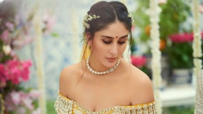 <strong>જાહ્નવી કપૂર (Janhvi Kapoor)</strong><br>વેસ્ટર્ન આઉટફિટ્સ પર જાહ્નવી કપૂરની જેમ મોતીની બુટ્ટી કેરી કરી શકો છો. (Photo - Social Media)