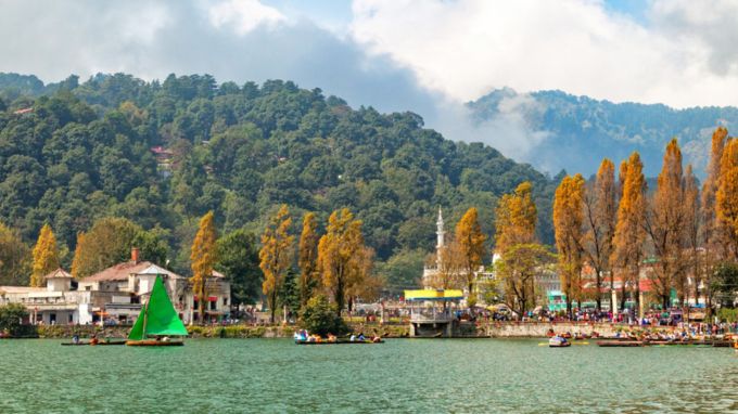 <strong>નૈનીતાલ (Nainital)</strong><br>ઉત્તરાખંડમાં ઘણા હિલ સ્ટેશન છે, જેમા નૈનીતાલ સૌથી વધુ પ્રખ્યાત અને લોકપ્રિય હિલ સ્ટેશનમાં સ્થાન ધરાવે છે. નૈનીતાલના લીલાછમ સુંદર પહડો, ખીણ- નદી અને તળવામાં બોટિંગ પ્રવાસીઓને ભરપૂર આનંદ આપે છે. નૈનીતાલ હિલ સ્ટેશન પણ અંગ્રેજોએ વસાવ્યું હતું. જો ઉત્તરાખંડ જાવ તો નૈનીતાલ જવાનું ભુલતા નહીં. (Photo- Uttarakhand Tourism)