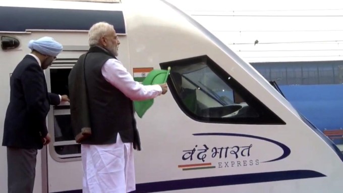 <strong>વંદે ભારત એક્સપ્રેસ ટ્રેન</strong><br>વંદે ભારત ટ્રેનથી ભારતીય રેવલે દ્વારા મોટું પરિવર્તન લાવવામાં આવ્યું છે. માર્ચ 2024 સુધી ભારતમાં 51 વંદે ભારત ટ્રેન દોડી સંચાલિત થઇ રહી હતી. (Photo - @BJP4Rajasthan)