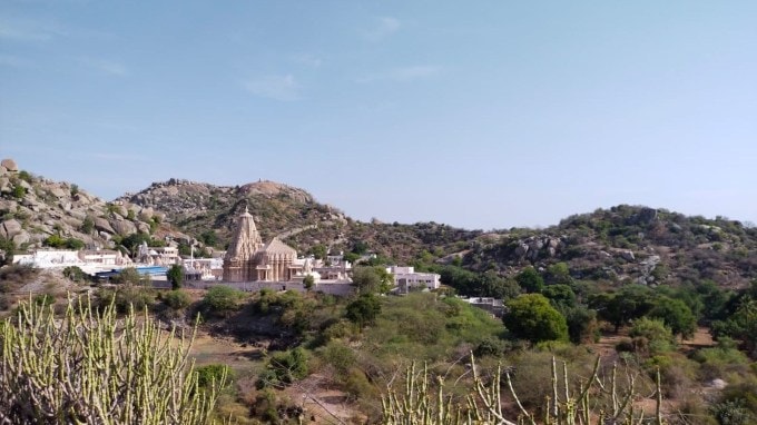 Taranga Hill Station: સતલાસણા તાલુકામાં આવેલ તારંગા હિલ કે તારંગા તીર્થ એ પ્રવાસન સ્થળની સાથે જૈન ધર્મનું પ્રવિત્ર આસ્થાનું ધામ છે. તારંગા તીર્થ એ જૈન સિધ્ધ ક્ષેત્ર તરીકે પણ ઓળખાય છે. તારંગા ટેકરી અરવલ્લી પર્વતમાળાનો ભાગ છે. બારમી સદીમાં અહીં શ્વેતાંબર સોલંકી રાજા કુમારપાળે ભગવાન અજિતનાથની મોટી સુંદર મૂર્તિ સાથે ભવ્ય મંદિરનું નિર્માણ કરાવ્યું હતું. તારંગી ટેકરી પર ચૌદ દિગંબર અને પાંચ શ્વેતાંબર મંદિર છે. એવું કહેવાય છે કે અહીં પહાડી પર અનેક સંતોએ મોક્ષ પ્રાપ્ત કર્યો છે.