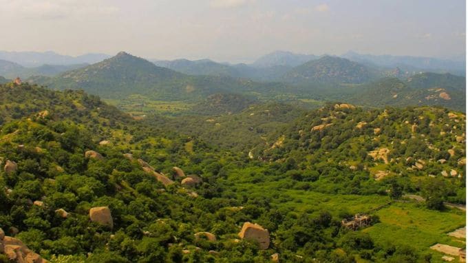 <strong>તારંગા હિલ સ્ટેશન - અમદવાદ માત્ર 130 કિમી દૂર</strong><br>તારંલા હિલ સ્ટેશન મહેસાણામાં આવેલું છે. તારંગા ઉત્તર ગુજરાતનું એક માત્ર હિલ સ્ટેશન છે. તાંરગા હિલ સ્ટેશન અમદાવાદથી 128 કિમી અને વડનગરથી માત્ર 20 કિમી દૂર છે. આ હિલ સ્ટેશન નેચર લેવલ ની સાથે સાથે ઇતિહાસ પ્રેમીઓ માટે બેસ્ટ ટુરિસ્ટ પ્લેસ છે. (Photo - @GujaratTourism)