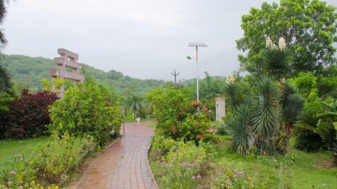 <strong>Taranga Hill Station Visit In Summer Vacation </strong><br>ઉનાળાની ગરમીથી બચવા માટે લોકો હિલ સ્ટેશન પર ફરવા જાય છે. દક્ષિણ ગુજરાતમાં ઘણા હિલ સ્ટેશન છે જો કે ઉત્તર ગુજરાતમાં માત્ર એક જ હિલ સ્ટેશન છે. આ હિલ સ્ટેશન પર અમદાવાદથી માત્ર બે કલાકમાં સરળતાથી પહોંચી શકાય છે. આ હિલ સ્ટેશન છે મહેસાણામાં આવેલું તારંગા હિલ સ્ટેશન. એક કે બે દિવસ પિકનિક માટે તારંગા હિલ સ્ટેશન બેસ્ટ ડેસ્ટિનેશન છે. તો ચાલો તારંગા હિલ સ્ટેશન ફરવા (Photo - mahesana.nic.in)