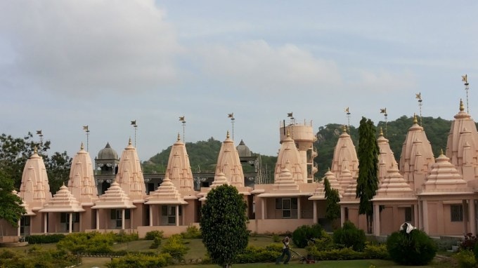 <strong>તાંરગા બૌદ્ધ અને જૈન તીર્થ ધામ</strong><br>તારંગામાં મુખ્ય મંદિરનું નિર્માણ ચાલુક્ય રાજા કુમારપાલ દ્વારા વર્ષ 1143 થી 1174 દરમિયાન કરવામાં આવ્યું હતું. રાજા કુમારપાલ આચાર્ય હેમચંદ્રના માર્ગદર્શનમાં જૈન ધર્મના અનુયાયી બન્યા બાદ આ મંદિર દ્વિતીય તીર્થંકર અજિતનાથના માનમાં બંધાવ્યું હતું. તારંગાના પર્વત પર ઘણા જૈન દેરાસર અને બૌદ્ધ મંદિરો છે. (Photo - wikipedia)