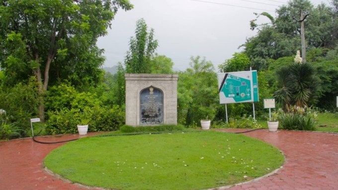 તારંગાના પર્વત પર ચઢવા માટે પગથિયા છે. પ્રવાસીઓ આ પગથિયા મારફતે તારંગા હિલ સ્ટેશનના ઉંચા પર્વતો પર પહોંચી શકે છે. પર્વત પર પહોંચી તમે બૌદ્ધ દેવી દેવી તરણામાતાને સમર્પિત નાના મંદિરો જોઈ શકો છો. અહી એક ગુફામાં ધ્યાન મુદ્રામાં બેઠેલા ગૌતમ બુદ્ધની સુંદર મૂર્તિ જોઇ શકાય છે. (Photo - mahesana.nic.in)