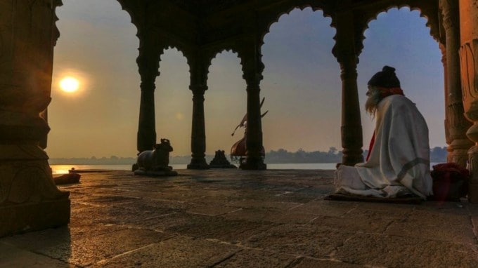 <strong>મહેશ્વરના મુખ્ય તહેવારો</strong><br>મહેશ્વર તમામ સિઝનમાં એક કે બે દિવસ તેમજ વિકેન્ડ હોલિડે માટે બેસ્ટ ડેસ્ટિનેશનલ છે. મહેશ્વરના મુખ્ય તહેવારોમાં શિવરાત્રી, શ્રાવણ મહિનો, કારતક પૂનમ, ગણગોર અને નવરાત્રી છે. મહેશ્વરમાં પ્રવાસીઓ માટે રોકવા ઘણી હોટેલ છે. (Photo - khargone.nic.in)
