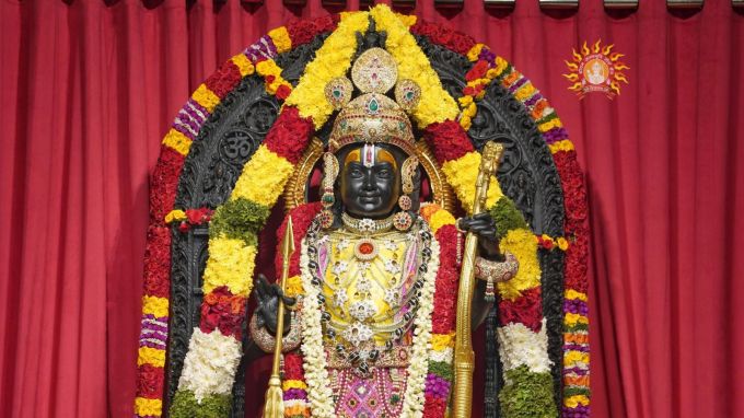 અયોધ્યામાં રામ મંદિર પ્રાણપ્રતિષ્ઠા બાદ આ પ્રથમ રામનવમી છે. પ્રભુ રામના દર્શન કરવા અયોધ્યાના રામ મંદિરમાં સવારથી જ ભક્તોની લાંબી લાઇનો લાગી હતી. (Photo - @ShriRamTeerth)