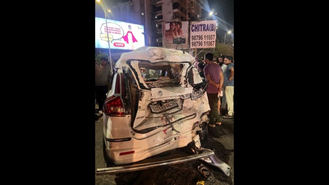 Ahmedabad Amts Bus Accident Jodhpur Cross Roads : રાજ્યમાં અકસ્માતની ઘટના દિવસેને દિવસે સતત વધી રહી છે. વધતી જતી વાહનોની સંખ્યા અને ટ્રાફિકની સમસ્યાથી પરેશાન અમદાવાદીઓ જીવ હથેળી પર લઈ વાહન ચલાવવા મજબુર બન્યા છે. ત્યારે ગત રાત્રે રવિવારે એક એએમટીએસ બસે જોધપુર સ્ટાર બજાર પાસે આઠ વાહનોને અડફેટે લીધા હતા. (ફોટો - સોશિયલ મીડિયા)