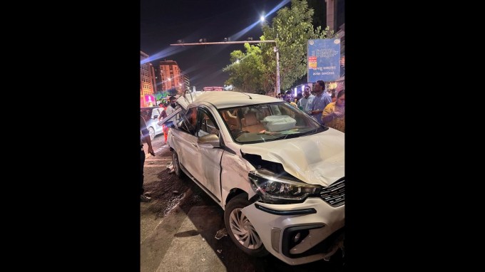 પ્રાપ્ત માહિતી અનુસાર, અમદાવાદ શહેરના જોધપુર ચાર રસ્તા નજીક રવિવારે રાત્રે 9 વાગ્યા આસપાસ એએમટીએસ બસની ટક્કરથી આઠ વાહનોને ભારે નુકશાન પહોંચ્યું હતુ, આ અકસ્માતમાં પાંચ લોકોને સામાન્ય ઈજાઓ પહોંચી છે.(ફોટો - સોશિયલ મીડિયા)