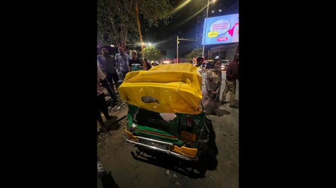 જોધપુર એરિયા ધમધમતો એરિયા છે, ત્યારે રાત્રે 9 કલાકે અચાનક એએમટીએસ બસ બેકાબૂ થતી જોઈ નાસભાગ મચી ગઈ હતી. બસે આઠ વાહનોને અડફેટે લીધા હતા, ત્યારબાદ ટ્રાફિકજામની સમસ્યા સર્જાઈ હતી. (ફોટો - સોશિયલ મીડિયા)