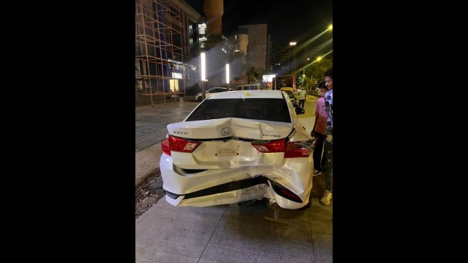 ઘટનાની જાણ થતા જ સેટેલાઈટ પોલીસ અને એન ટ્રાફિક ડિવિઝનની ટીમ ઘટના સ્થળ પર પહોંચી ગઈ હતી. પોલીસે મામલો હાથ પર લઈ ટ્રાફિક સમસ્યાનું મહામહેનતે નિવારણ લા્યું હતુ, અને તપાસ શરૂ કરી હતી. (ફોટો - સોશિયલ મીડિયા)