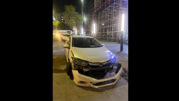 અકસ્માતના ફોટામાં જોઈ શકાય છે કે, બે કાર અને એક રીક્ષાનો તો કચ્ચરઘાણ થઈ ગયો છે. આ ફોટા જોઈ સમજી શકાય છે કે, અકસ્માત કેટલો ગંભીર હશે. જોકે, સદનશીબે કોઈ જાનને હાની પહોંચી નથી. (ફોટો - સોશિયલ મીડિયા)