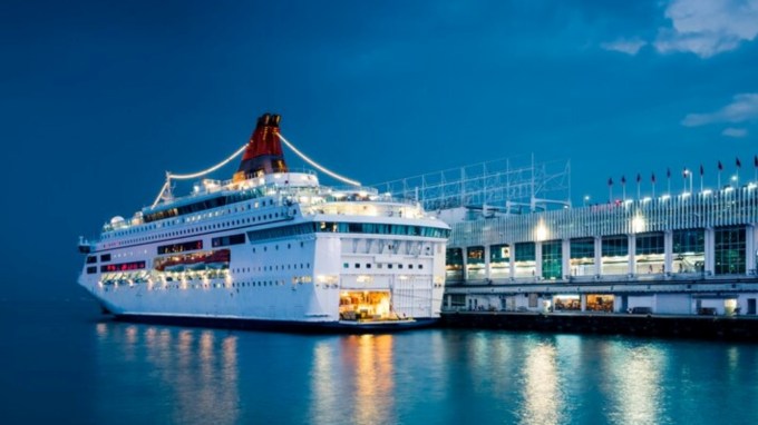 ઈટલીના ક્રૂઝ પર થશે સેલિબ્રેશન : મુંકેશ અંબાણીએ પોતાના પુત્ર અને થનારી વહુ માટે ઈટલીના ક્રૂઝ પર ગ્રાન્ડ પ્રી વેડિંગ ફંક્શન રાખીને શાનદાર સરપ્રાઈઝ આપી છે. આ ક્રૂઝ ઈટલીથી ફ્રાન્સ સુધીની યાત્રા માટે રવાના થશે. આ દરમિયાન અંબાણી પરિવાર મધદરિયે જશ્ન મનાવતા દેખાશે. (ક્રૂઝની પ્રતિકાત્મક તસવીર- photo- freepik)