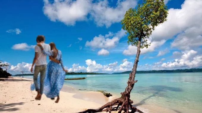 <strong>આંદામાન અને નિકોબાર ટાપુઓ (Andaman and Nicobar Islands)</strong><br>હનીમૂન માટે આંદામાન અને નિકોબાર ટાપુઓ જવાનો કપલમાં ક્રેઝ વધી રહ્યો છે. સુંદર દરિયા વચ્ચે હનીમૂન માણવા લાયક હોય છે. હેવલોક આઈલેન્ડના શાંત દરિયા કિનારે આરામ, નરમ રેતી પર પાર્ટનર સાથે હાથમાં હાથ મીલાવી ચાલવું, સ્વચ્છ વાદળી પાણીમાં સ્વિમિંગ, નીલ આઈલેન્ડ પર સ્નોર્કલિંગ અને સ્કુબા ડાઇવિંગ જેવી એક્ટિવિટી જીવનભર યાદગાર બની રહે છે. મહાત્મા ગાંધી મરીન નેશનલ પાર્કમાં દરિયાઇ જીવનો નજારો જોવા મળશે. દિવસના અંતે ક્રૂઝ પરથી રોમેન્ટિક સનસેટ, નારંગી અને ગુલાબી રંગમાં રંગાયેલા સુંદર આકાશનો નજારો, ત્યારબાદ દરિયા કિનારે કેન્ડલ લાઇટ ડિનર કપલ માટે હનીમૂનની અવિસ્મરણીય ક્ષણ બની રહે છે. (Image - Social Media)