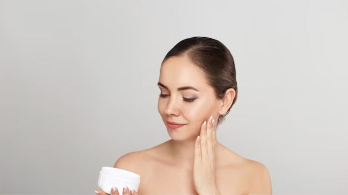 <strong>સ્કિન કેન્સરનું જોખમ ઘટાડે</strong> : રક્ષણ વિના લાંબા સમય સુધી સૂર્યના સંપર્કમાં રહેવાથી સ્કિન કેન્સર થવાનું જોખમ વધી શકે છે, જેમાં મેલાનોમાનો સમાવેશ થાય છે, જે સ્કિન કેન્સરનું સૌથી ઘાતક સ્વરૂપ છે. 