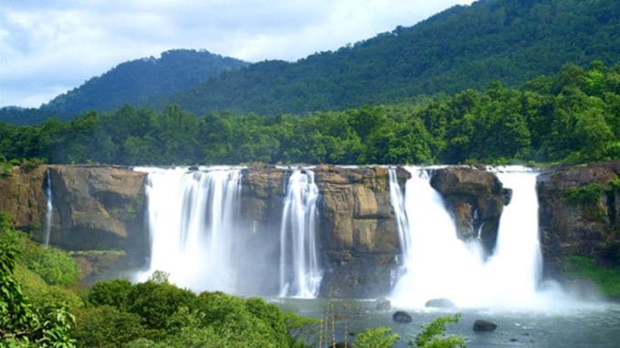 <strong>અથિરાપલ્લી ધોધ, કેરળ (Athirapally Falls, Kerala)</strong><br>અથિરાપલ્લી ધોધ કેરળનો અદભુત નેચરલ સ્પોટ છે. આ ધોધ 80 ફુટની ઉંચાઇ અને 330 ફુટનો ઘેરાવો ધરાવે છે. તે હરિયાળી અને ગાઢ જંગલોથી ઘેરાયેલ તેની અદભૂત કુદરતી સૌંદર્યથી મુલાકાતીઓને મોહિત કરે છે. ફોટોગ્રાફી માટે સુલભ અને લોકપ્રિય આ ધોધ મનોરંજનની પ્રવૃત્તિઓ નજીકના આકર્ષણો અને પ્રાચીન ભારતીય સાહિત્ય અને પૌરાણિક કથાઓમાં રહેલા સાંસ્કૃતિક મહત્વ સાથે <strong><a href="https://gujarati.indianexpress.com/about/tour/" data-type="URL" data-id="https://gujarati.indianexpress.com/about/tour/" target="_blank" rel="noreferrer noopener">પ્રવાસીઓને</a></strong> પણ આકર્ષિત કરે છે.<br><strong>અથિરાપલ્લી ધોધ ફરવા જવાનો શ્રેષ્ઠ સમયઃ</strong> સપ્ટેમ્બર થી જાન્યુઆરી<br><strong>અથિરાપલ્લી ધોધ કેવી રીતે પહોંચવું: </strong>અથિરાપલ્લી ધોધ જવા માટે નજીકનું એરપોર્ટ - કોચી ઇન્ટરનેશનલ એરપોર્ટ અને નજીકનું રેલ્વે સ્ટેશન - ચાલકુડી છે. તમે ચલાકુડી (55 કિમી) અથવા કોચી (36 કિમી) થી અથિરાપલ્લી ધોધ માટે બસ અથવા ટેક્સી કરી પહોંચી શકો છે. (Photo - Kerala Tourism)