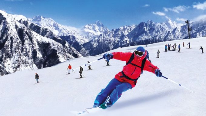 <strong>ઓલી, ઉત્તરાખંડ (Auli, Uttarakhand)</strong><br>ઉત્તરાખંડનું હિલ સ્ટેશન ઓલી એક છુપાયેલા રત્ન સમાન છે. ઉંચાઇ પર આવેલું હોવાથી બહુ ઓછા પ્રવાસીઓ ઓલી જાય છે. ઓલીનું કુદરતી સૌંદર્ય જોઇ પ્રવાસીઓ આશ્ચર્યચકિત થઇ જાય છે. સર્પાકાર ઢોળાવ, મનમોહક વાતાવરણ અને પર્વતની ટોચથી દેખાતા સુંદર દ્રશ્ય આંખોને ઠંડક આપે છે. અહીં ટ્રેકિંગ કરવા માટે ઘણા સ્થળો છે જે પ્રવાસને યાગદાર બનાવે છે. (Photo - Social Media)