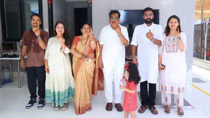 નવસારી લોકસભા ઉમેદવાર સી આર પાટીલ પણ પરિવાર સાથે મતદાન કર્યું હતુ, તેમના પરીવાર સાથે પોતાના મતાધિકારનો ઉપયોગ કર્યો. લોકોને વધુમાં વધુ મતદાન કરવા કરી અપીલ