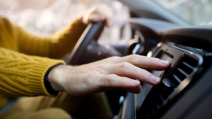 <strong>Car AC Maintenance Tips In Summer:</strong><br>ઉનાળા ગરમી અને તડકાથી બચવા અને આરામદાયક મુસાફરી કરવા માટે તમારી કાર એકદમ આરામદાયક છે કારણ કે તે એસી એટલે કે એર કન્ડિશનિંગ સિસ્ટમ (AC)થી સજ્જ છે. અમુક લોકો દરેક સિઝનમાં કારમાં એસી ફીચરનો ઉપયોગ કરે છે, પરંતુ અમુક લોકો એર કન્ડિશનિંગ સિસ્ટમ એટલે કે કાર એસીનો ઉપયોગ ઉનાળામાં જ કરવાનું પસંદ કરે છે. (Photo - Freepik)