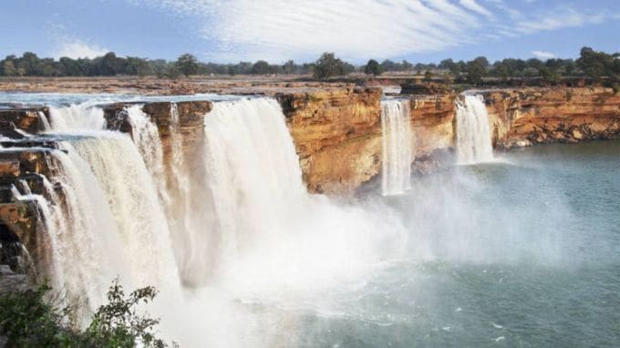 <strong>ચિત્રકૂટ ધોધ, છત્તીસગઢ (Chitrakoot Waterfall, Chhattisgarh)</strong><br>ચિત્રકોટ ધોધ છત્તીસગઢના બસ્તર પ્રદેશમા આવેલું એક આકર્ષક પ્રવાસ સ્થળ છે. પ્રવાસીઓને છત્તીસગઢમાં સમૃદ્ધ સાંસ્કૃતિક વારસો, આદિવાસી સમુદાયો અને અદભૂત પરંપરાઓનો પરિચય થાય છે. આ ધોધ કુદરતી સુંદરતાનો અનુભવ કરવાની અને ભારતના ઓછા જાણીતા પણ અદભુત સ્થળોની મજા માણવાની ઉત્તમ તક આપે છે. ચિત્રકુટ ધોધ અને આસપાસની કુદરતી સુંદરતા જોઇ પ્રવાસીઓ આશ્ચર્યચકિત થઇ જાય છે.<br><strong>ચિત્રકુટ ધોધ ફરવા જવાનો શ્રેષ્ઠ સમય : </strong>જુલાઈથી ઓક્ટોબર<br><strong>ચિત્રકુટ ધોધ કેવી રીતે પહોંચવું: </strong>ચિત્રકુટ ધોધ જવા માટે નજીકનું એરપોર્ટ – રાયપુર છે જે 284 કિમી દૂર આવેલુ છે. તો નજીકનું રેલ્વે સ્ટેશન – જગદલપુર સ્ટેશન છે. તમે રાયપુર થી બસ મારફતે બસ્તર આવી શકો છો અને ત્યાંથી સ્થાનિક ખાનગી વાહનો ભાડે કરી ચિત્રકુટ ધોધ પહોંચી શકો છો. (Photo - Chhattisgarh Tourism)