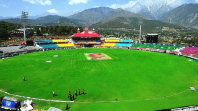 <strong>ધર્મશાલા સ્ટેડિયમ - દુનિયામાં સૌથી ઉંચાઇ પર આવેલું ક્રિકેટ સ્ટેડિયમ</strong><br>ધર્મશાળા હિલ સ્ટેશન ઉપરાંત ક્રિકેટ સ્ટેડિયમના કારણે પણ દુનિયાભરમાં પ્રખ્યાત છે. ધર્મશાલામાં હિમાચલ પ્રદેશ ક્રિકેટ એસોસિએશન સ્ટેડિયમ આવેલું છે. જે દુનિયાના સૌથી ઉંચાઇ પર આવેલા સ્ટેડિયમ પૈકીનું એક છે. ધર્મશાળા સ્ટેડિયમ બેસી ક્રિકેટ મેટ જોવી એક યાદગાર ક્ષણ બની રહે છે. કુદરતી સુદરા સાથ ક્રિકેટની મજા પ્રવાસીઓ અને રમતપ્રેમીઓ બંનેના દિલ જીતી લે છે. (Photo - Himachal Pradesh Tourism)