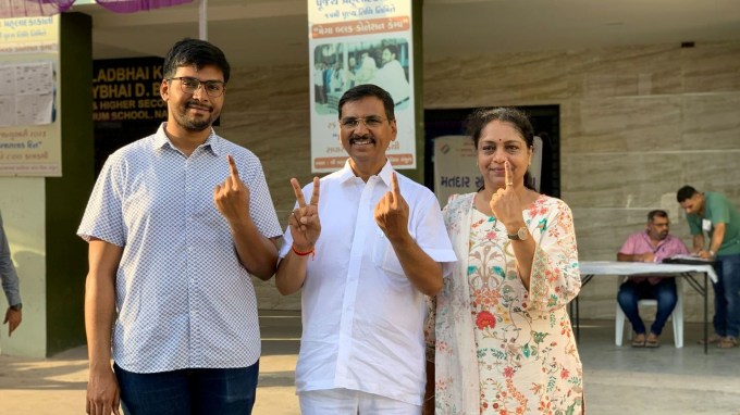 અમદાવાદ પશ્ચિમ લોકસભાના ઉમેદવાર દિનેશ ભાઈ મકવાણાએ પરિવારના સભ્યો સાથે લોકશાહીના સૌથી મોટા ચૂંટણી પર્વમાં મતદાન કર્યું.