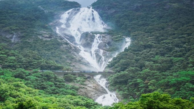 <strong>દૂધસાગર ધોધ, ગોવા (Dudhsagar Falls, Goa)</strong><br>દૂધસાગર ધોધ ગોવાની એક સુંદર કુદરતી અજાયબી અને ભારતના સૌથી પ્રસિદ્ધ ધોધ પૈકીનું એક છે . દૂધ સાગર નામ પ્રમાણ પહાડ પરથી દૂધ જેવા સફેદ સ્પષ્ટ પાણીનો ધોધ જોઇ પ્રવાસીઓને મજા પડે છે. પશ્ચિમ ઘાટની હરિયાળીથી ઘેરાયેલો, ધોધ એક રમણીય પ્રવાસન સ્થળ છે. પહાડ પરથી પડતા પાણીનો શક્તિશાળી અવાજ અને હવામાં અલૌકિક ઝાકળ છે નયનરમ્ય દ્રશ્ય સર્જે છે. <strong>દૂધસાગર ફરવા જવાનો શ્રેષ્ઠ સમય :</strong> ચોમાસા પછી - સપ્ટેમ્બરથી એપ્રિલ<br><strong>દૂધસાગર કેવી રીતે પહોંચવું : </strong>દૂધસાગર જવા માટે નજીકનું રેલ્વે સ્ટેશન - કોલેમ (કુલેમ) (દક્ષિણ મધ્ય રેલ્વે) છે. કોલેમથી જીપ ભાડે કરીને કે ખાનગી વાહનમાં અહીં પહોંચી શકો છો તેમજ ભગવાન મહાવીર વન્યજીવ અભયારણ્યનો પ્રવાસ પણ માણી શકાય છે. (Photo - Dudhsagar Falls Tourism)
