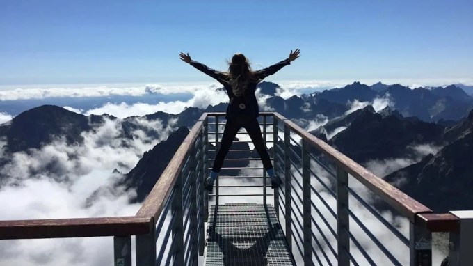 Five Best Places to Visit in Summer : ગુજરાત સહિત ભારતના અનેક સ્થળોએ ગરમીથી લોકો પરેશાન થઈ રહ્યા છે. પરંતુ ઘરની અંદર બંધ રહેવાની જરૂર નથી! આપણા દેશમાં અનેક એવા સ્થળ છે, જે તેની સુંદરતા માટે વિશ્વમાં પ્રખ્યાત છે, અને ગરમીથી તમને રાહત પણ આપશે. જો તમે ઉનાળાની રજાઓમાં ફરવા જવાનો પ્લાન બનાવી રહ્યા હોવ તો અમે તમને એવા પાંચ સુંદર સ્થળો વિશે માહિતી આપીએ છીએ, જ્યાં તાપમાન 25 ડિગ્રી સેલ્સિયસથી હંમેશા નીચે જ રહે છે, જે તમને ઉનાળાની ગરમીમાં રાહત આપશે. તો તમારી બેગ પેક કરો અને આ છુપાયેલા સુંદર સ્થળો તરફ પ્રયાણ કરો