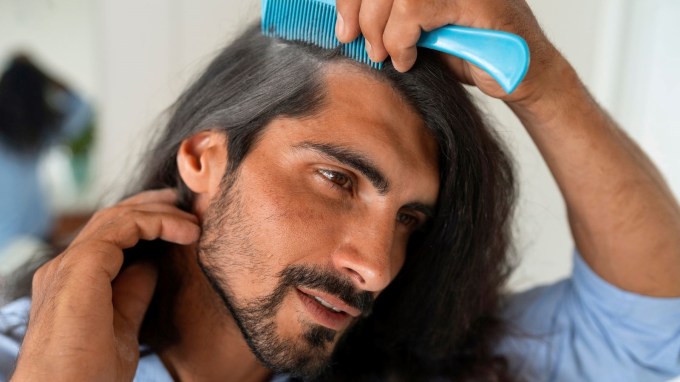 Grey hair problem remedies: સફેદ વાળ પ્રોબલમ અને ઉપાય : તણાવ, ખરાબ આહાર અને વધતું પ્રદૂષણ, આ બધુ આપણા વાળ માટે દુશ્મન છે. જેના કારણે લોકોના વાળ ઝડપથી સફેદ થવા લાગે છે. તો આવી સ્થિતિમાં પહેલો ઉપાય એ છે કે તમારા સફેદ થતા વાળને રોકવા માટે આ ઉપાયો અજમાવો. આ પછી, તમારે ફક્ત કેટલાક કુદરતી ઘરેલું ઉપચાર અપનાવવા પડશે જે માથાની ચામડીના છિદ્રો ખોલશે, વાળમાં રક્ત પરિભ્રમણ વધારશે અને વાળને મૂળથી સફેદ થતા અટકાવશે. (પ્રતિકાત્મક તસવીર - ફ્રીપીક)