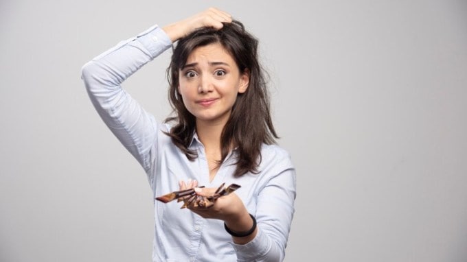 આજે અમે તમને એવો ઘરેલું ઉપાય જણાવી રહ્યા છીએ, જે તમને તમારા વાળને કાળા કરવામાં મદદ કરશે. તો ચાલો જાણીએ કે વાળ કાળા કરવાની આ કુદરતી રીત કઈ છે. (પ્રતિકાત્મક તસવીર - ફ્રીપીક)